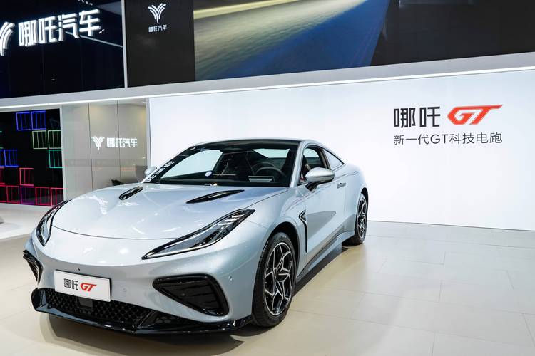 重庆213哪吒汽车在智能汽车领域的表现，领途汽车在新能源汽车市场中的影响力